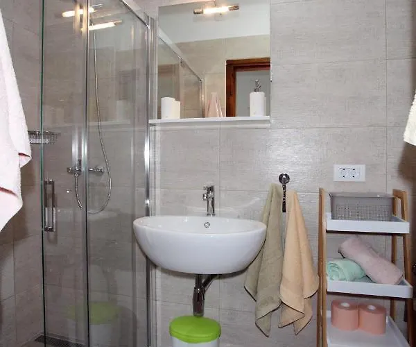 Madona アパート パグ