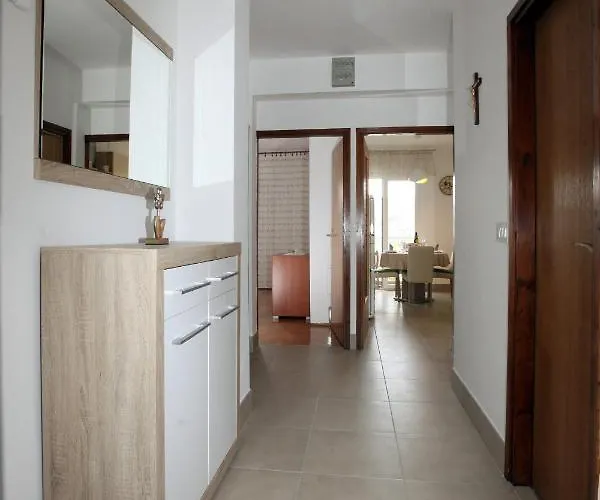 Madona アパート パグ